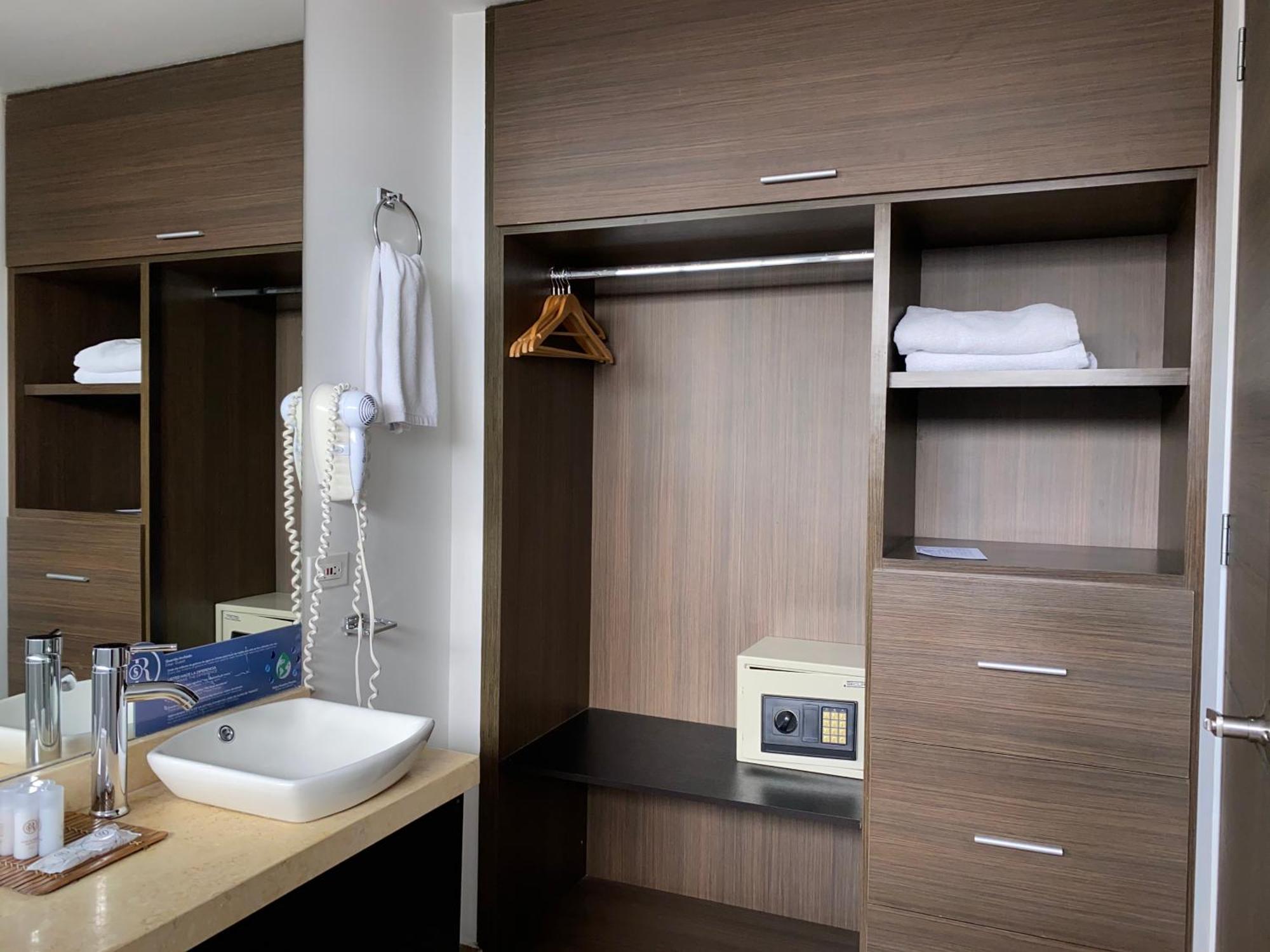 Hotel Apartamentos Regency La Feria Богота Стая снимка